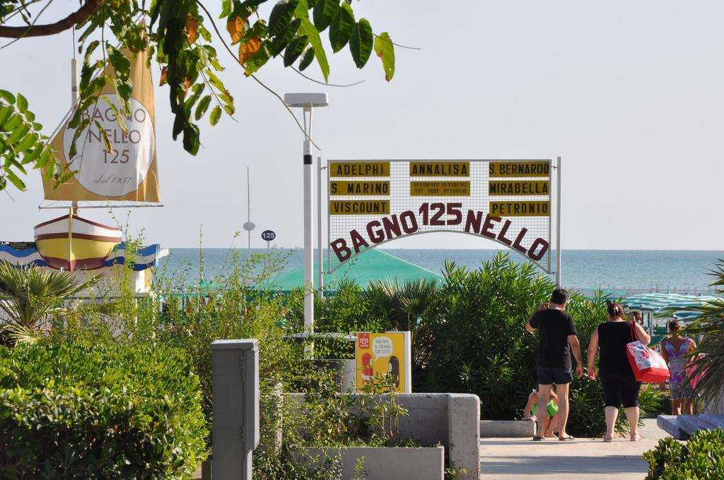 Hotel Adelphi Riccione Buitenkant foto